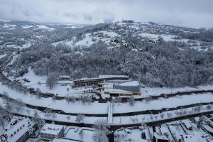202301211549 limanowa zasypana sniegiem zimowe zdjecia z drona styczen 2023 fotograf robert malec
