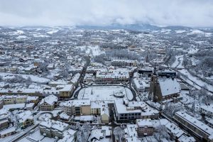 202301211705 limanowa zasypana sniegiem zimowe zdjecia z drona styczen 2023 fotograf robert malec