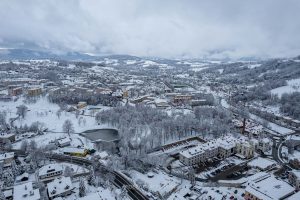 202301212320 limanowa zasypana sniegiem zimowe zdjecia z drona styczen 2023 fotograf robert malec