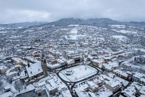 202301212441 limanowa zasypana sniegiem zimowe zdjecia z drona styczen 2023 fotograf robert malec