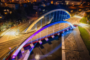 Most w Limanowej na nocnych zdjęciach z drona