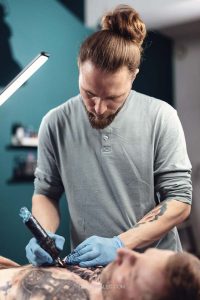 Kreda Tattoo Studio · sesja portretowa tatuażysty z Krakowa