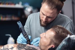 Film reklamowy dla salonu tatuażu w Krakowie · Kreda Tattoo Studio